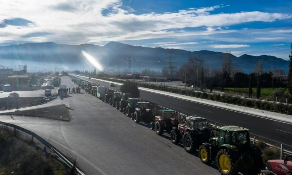 Οι αγρότες έκλεισαν την εθνική οδό Αθηνών - Λαμίας στην Αταλάντη - Κλειστή και εθνική οδός Λάρισας-Κοζάνης (Βίντεο)